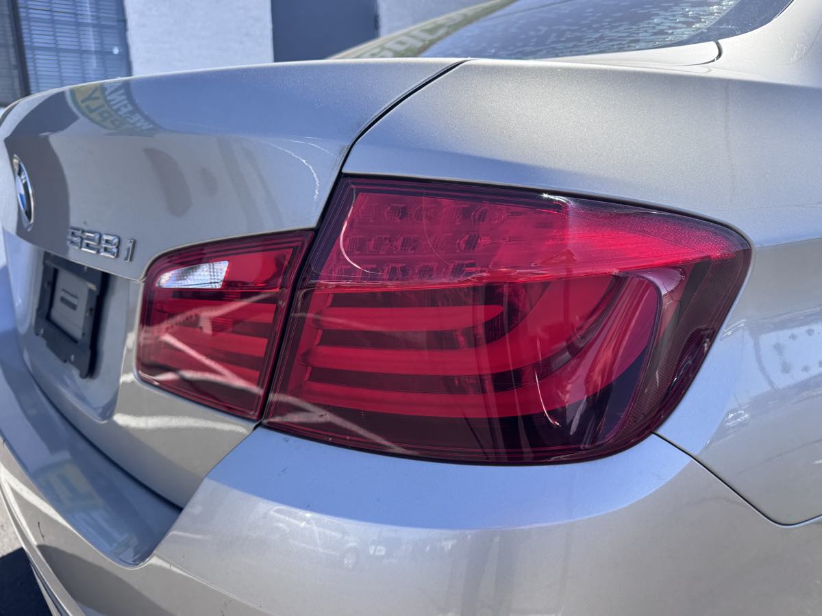 2011 BMW 5 Series 528i - Photo 17