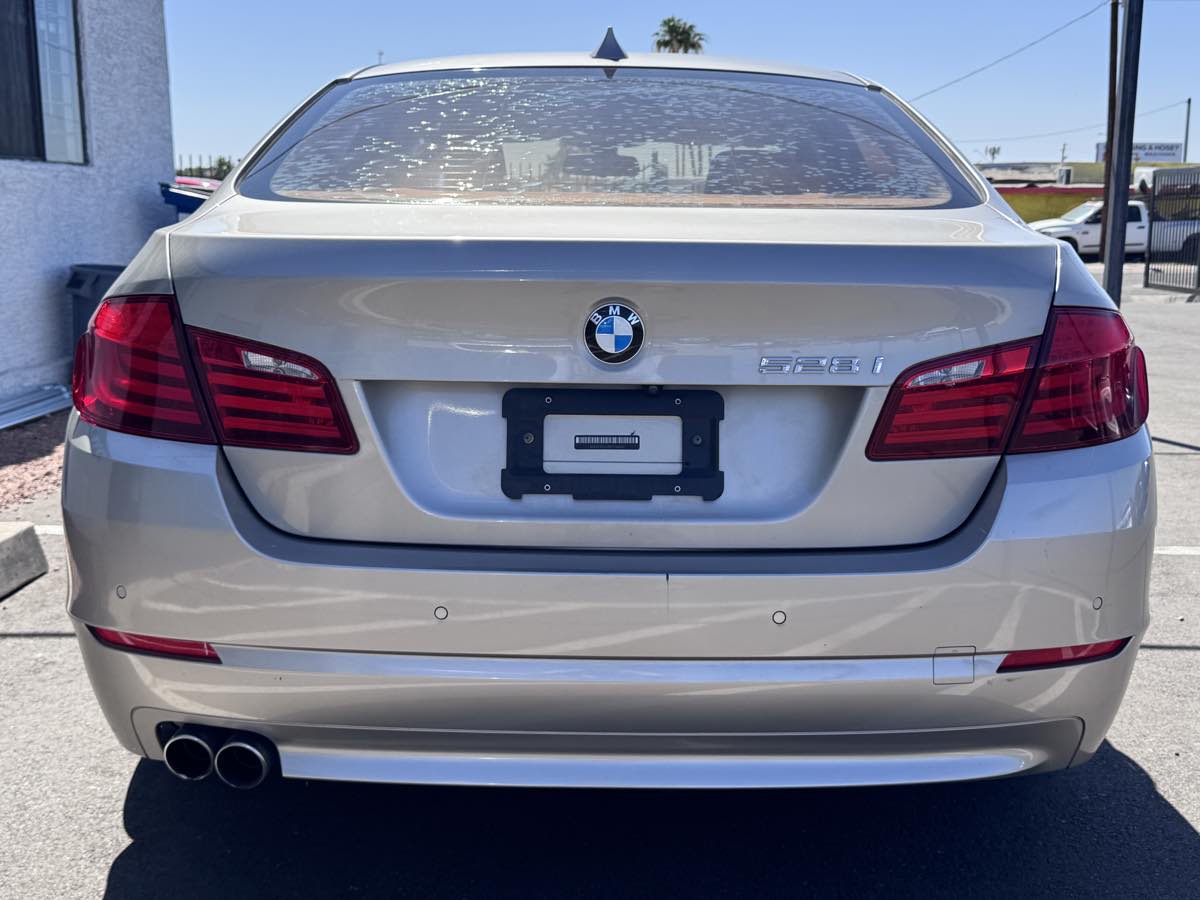 2011 BMW 5 Series 528i - Photo 18