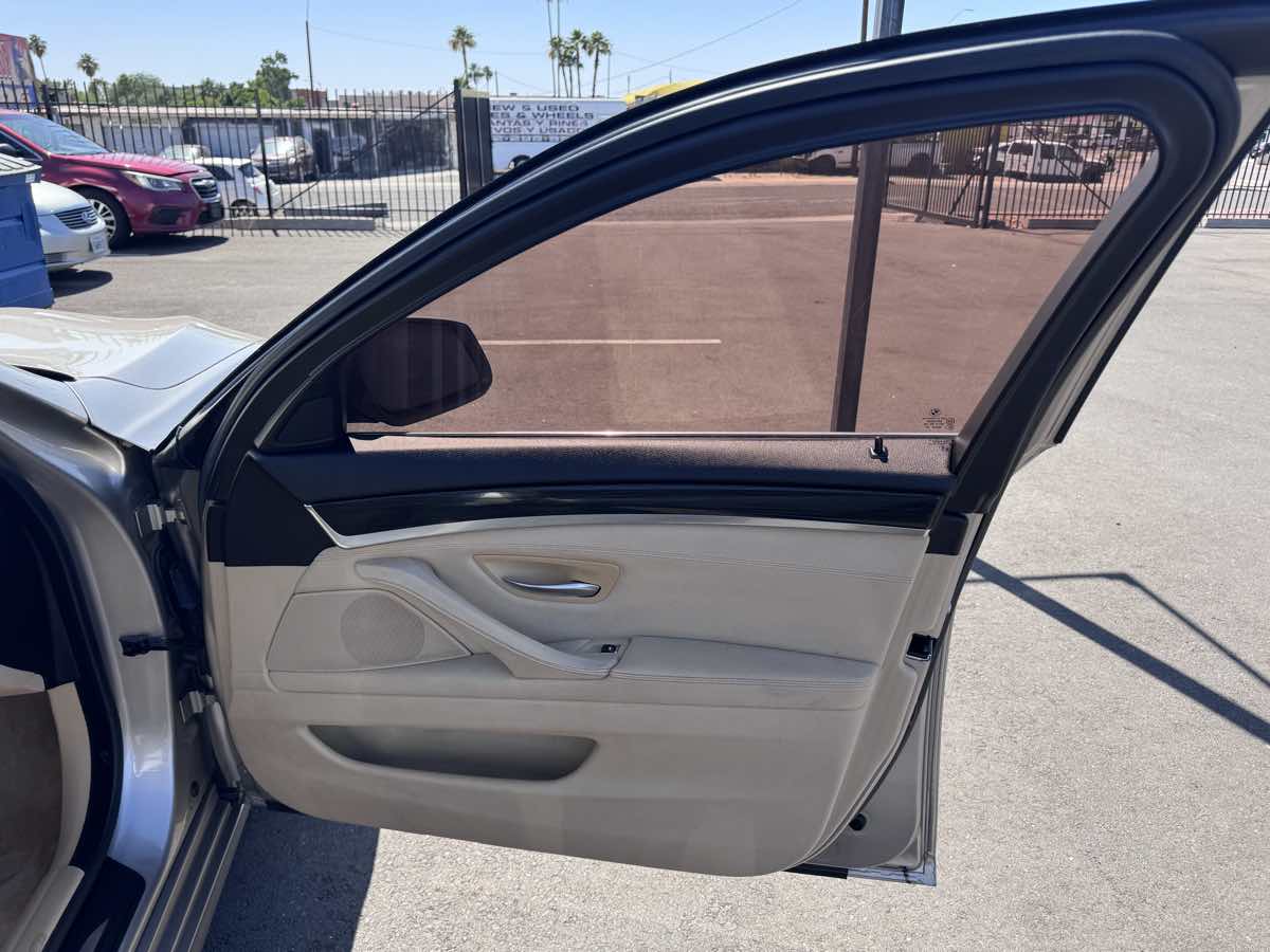 2011 BMW 5 Series 528i - Photo 24