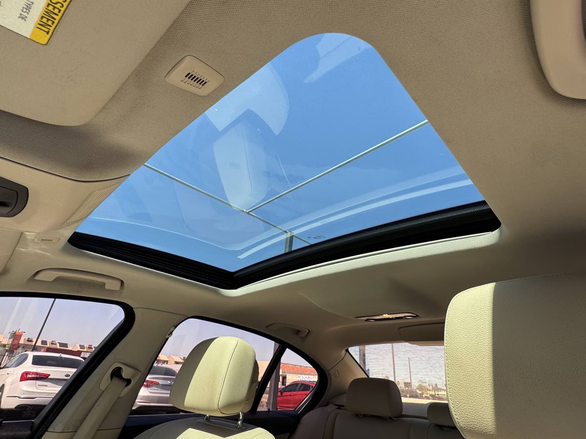 2011 BMW 5 Series 528i - Photo 43