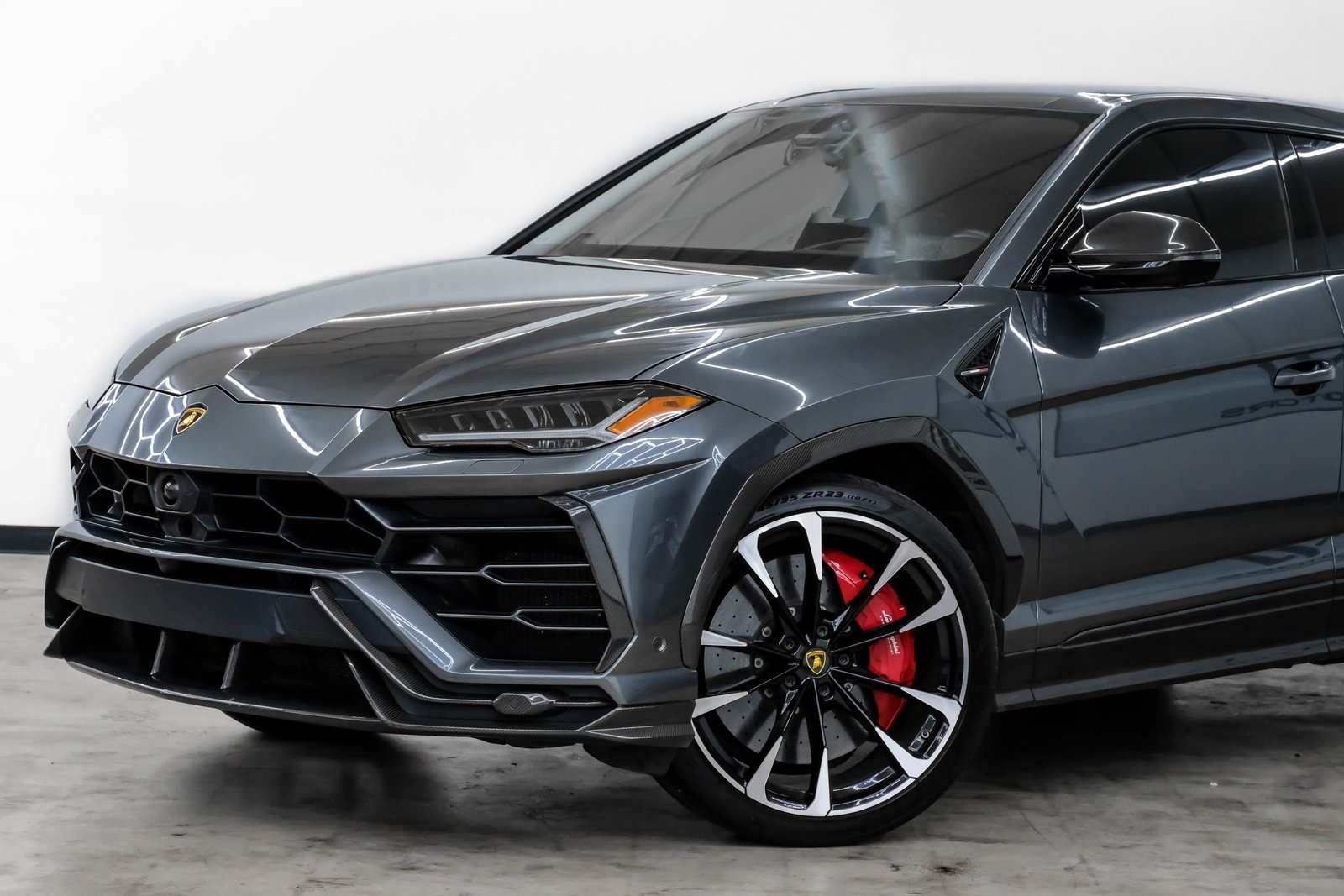 2020 Lamborghini Urus photo 2