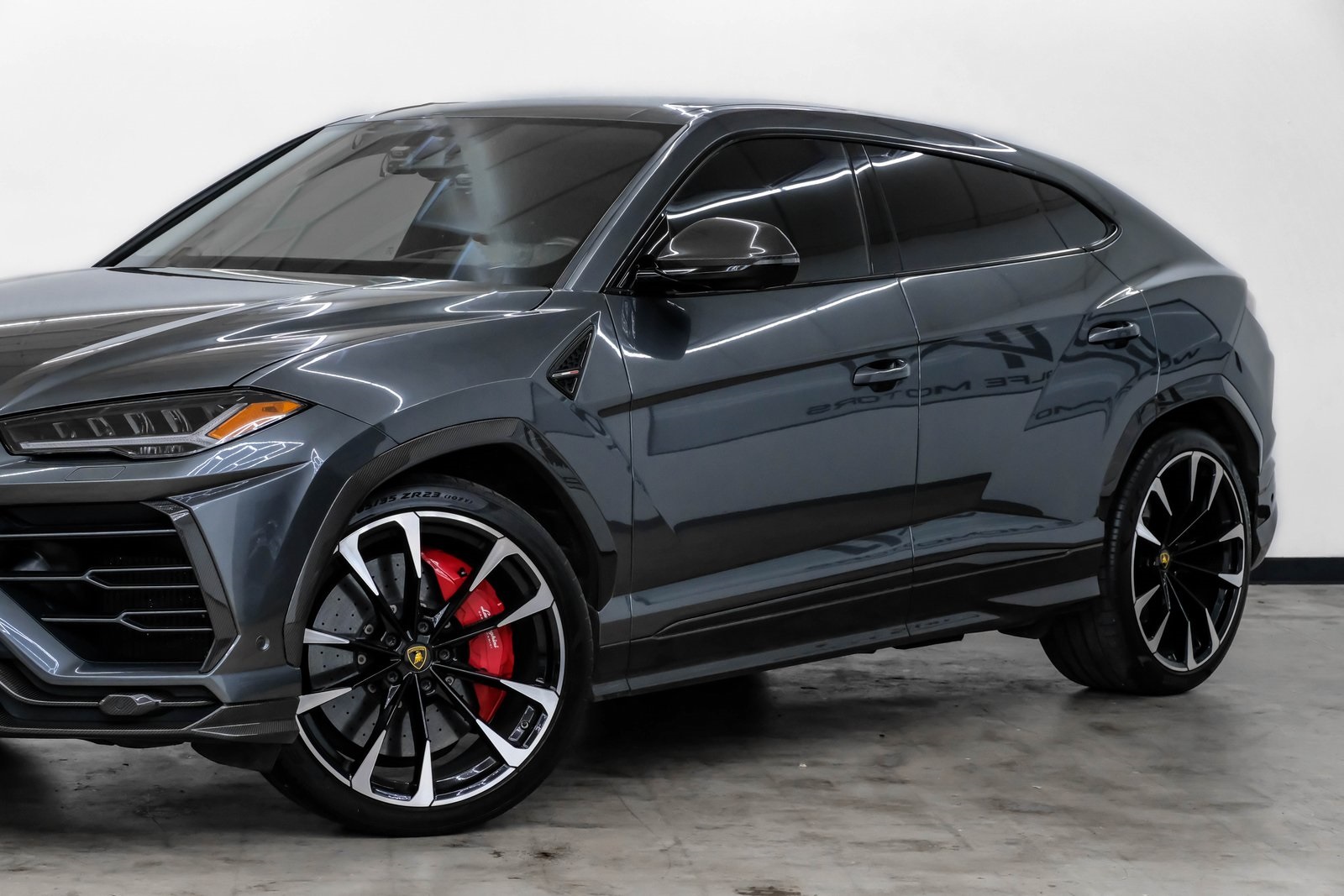 2020 Lamborghini Urus photo 3
