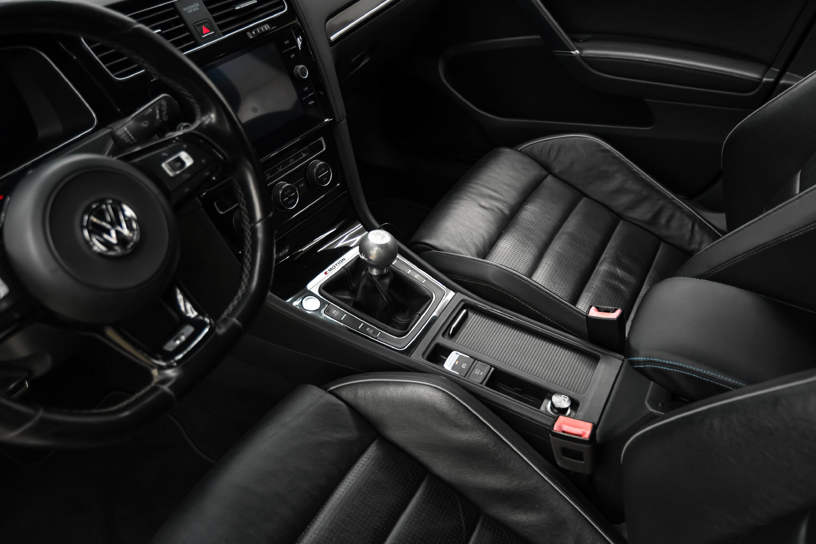 Photo 23 of this Volkswagen Golf R