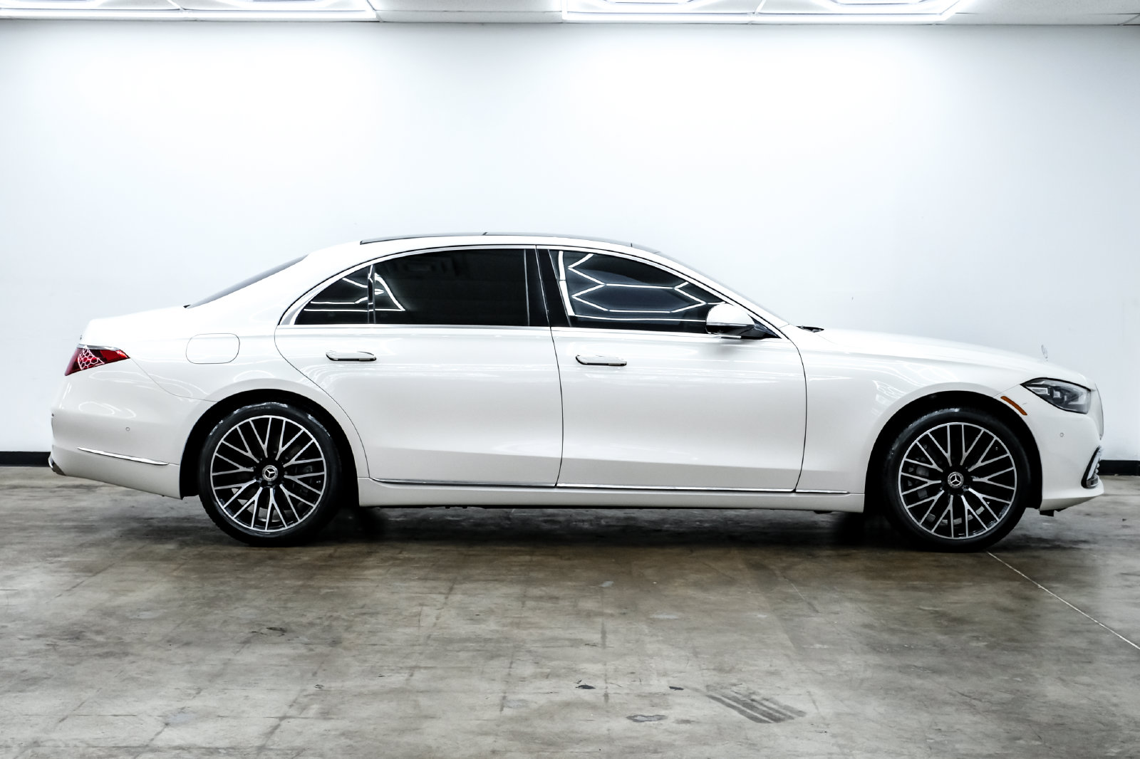 Photo 4 of this Mercedes-Benz S 500