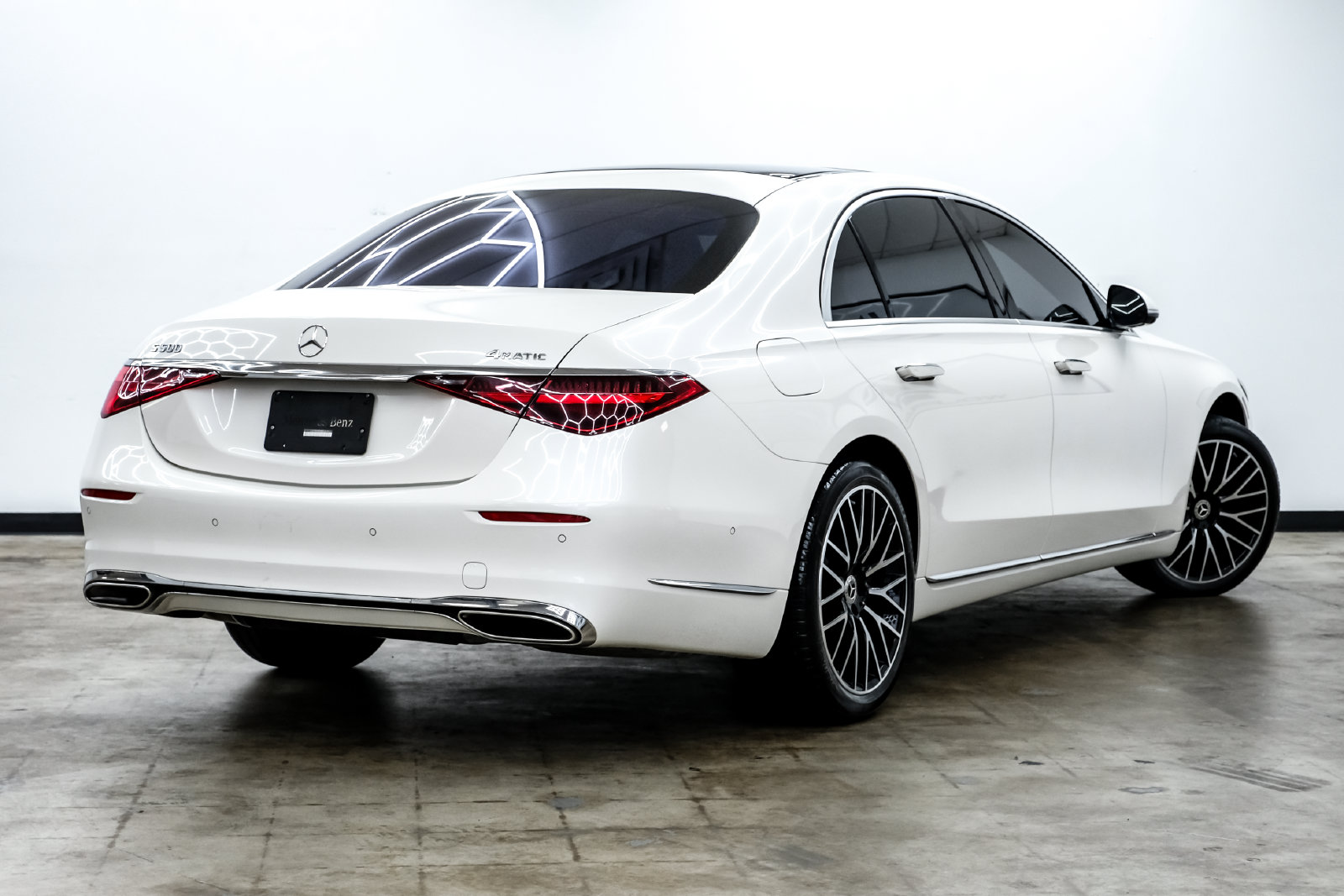 Photo 5 of this Mercedes-Benz S 500
