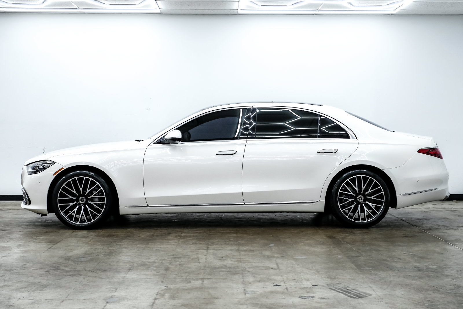 Photo 8 of this Mercedes-Benz S 500