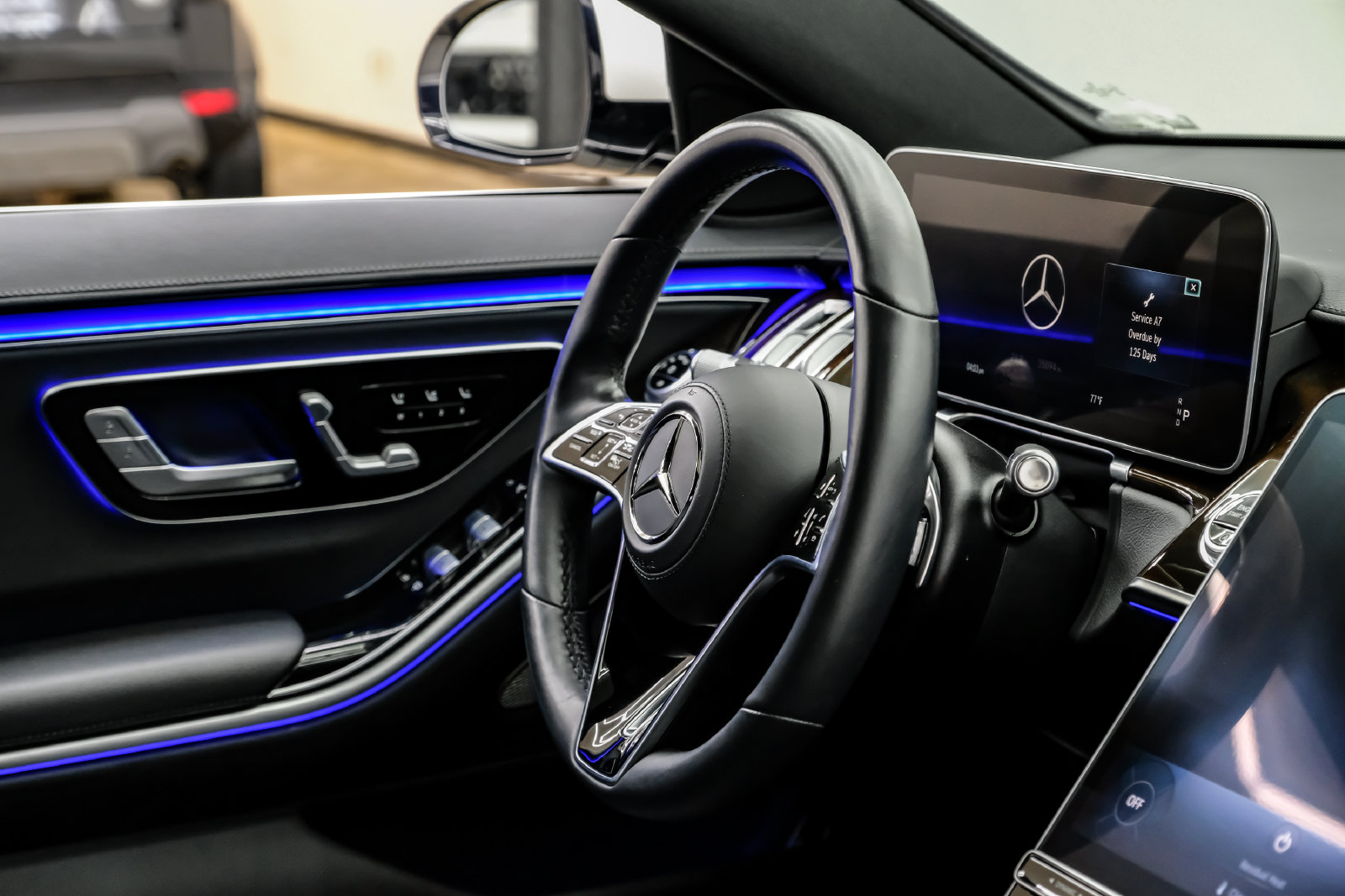 Photo 10 of this Mercedes-Benz S 500