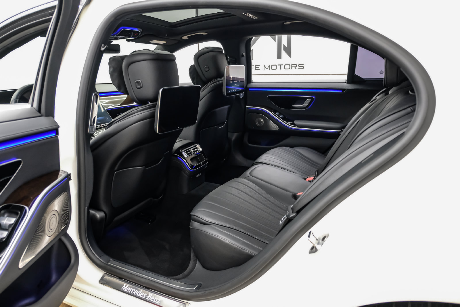 Photo 35 of this Mercedes-Benz S 500
