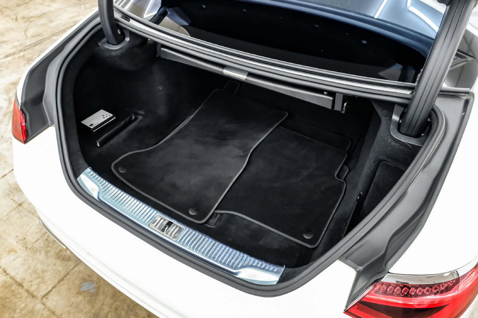 Photo 49 of this Mercedes-Benz S 500