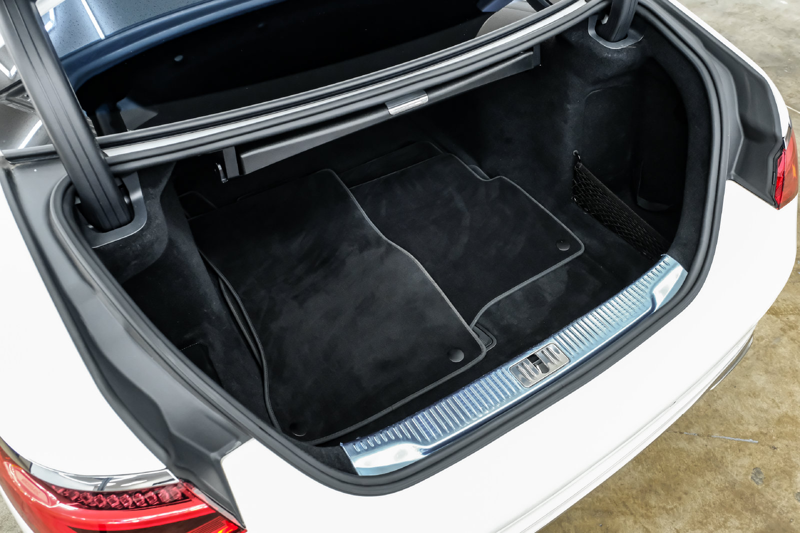 Photo 50 of this Mercedes-Benz S 500