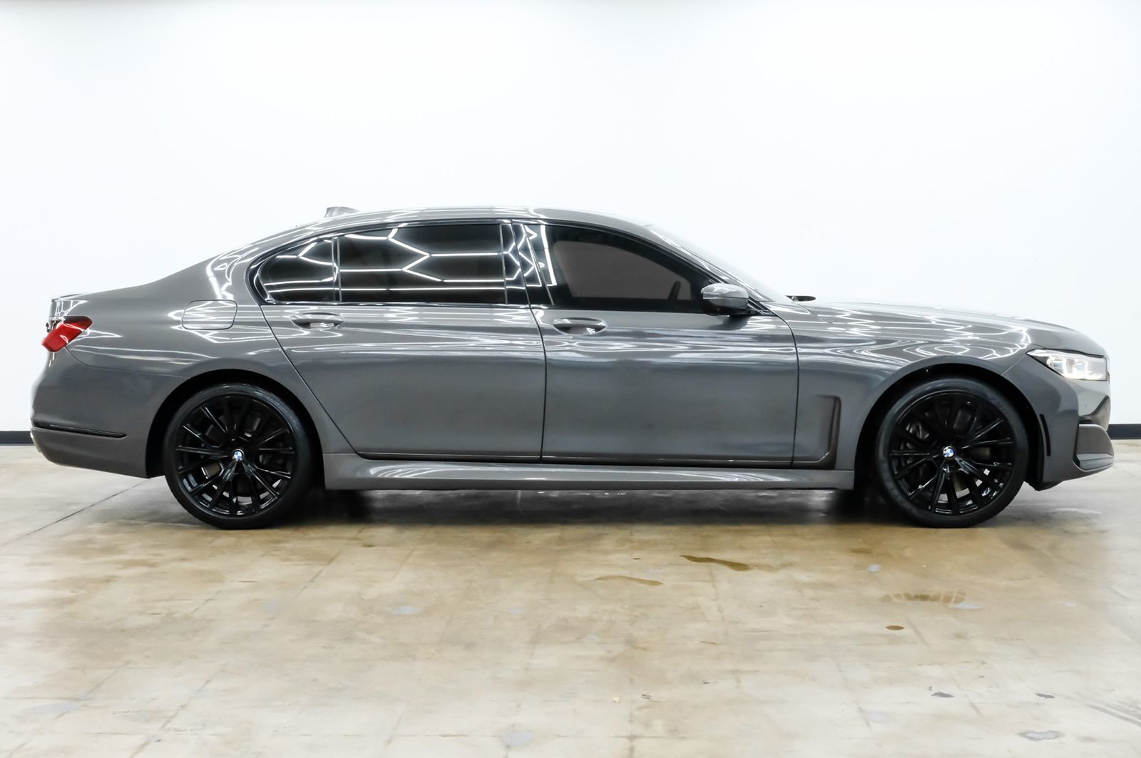 Photo 4 of this BMW 7 Series