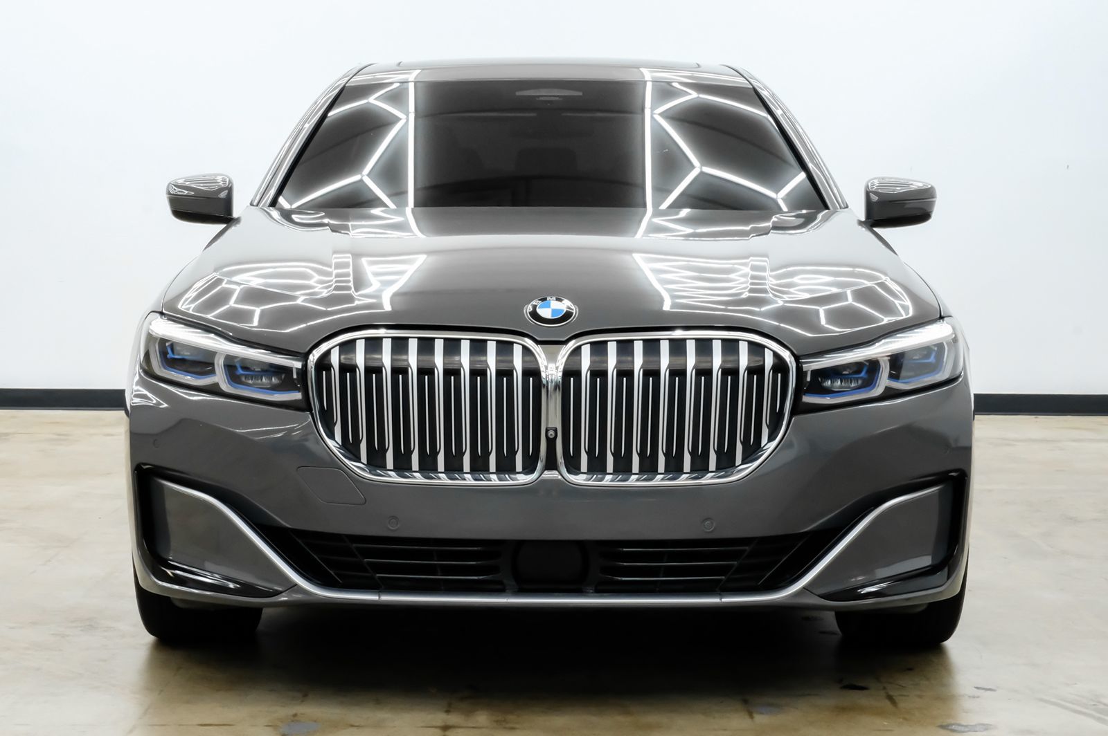 Photo 2 of this BMW 7 Series
