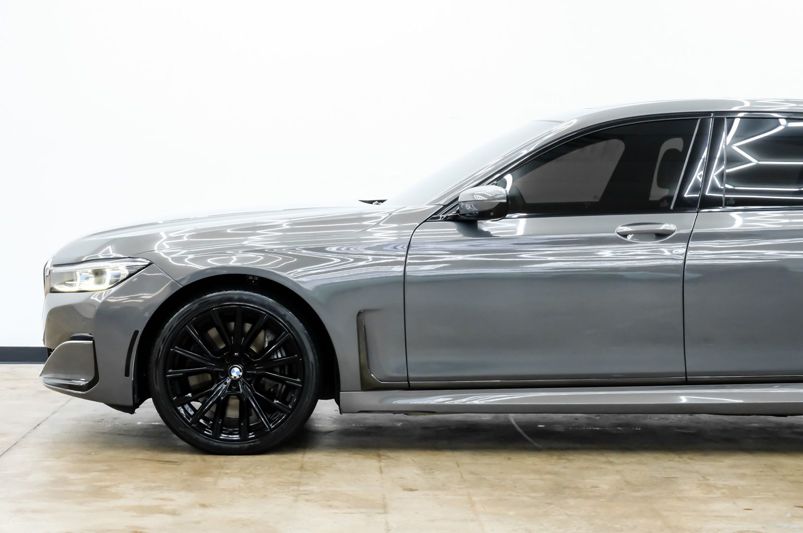 Photo 11 of this BMW 7 Series