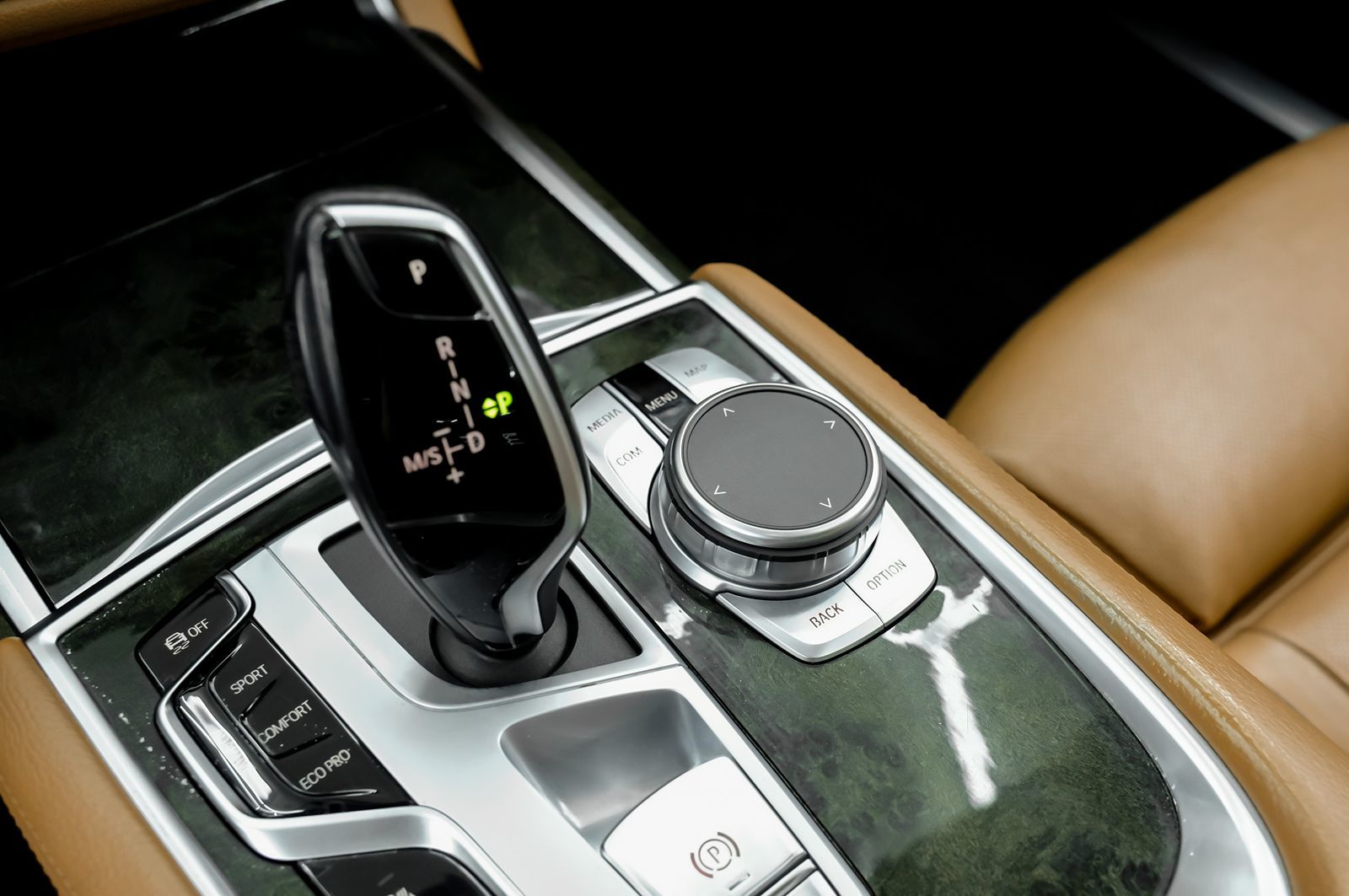 Photo 28 of this BMW 7 Series