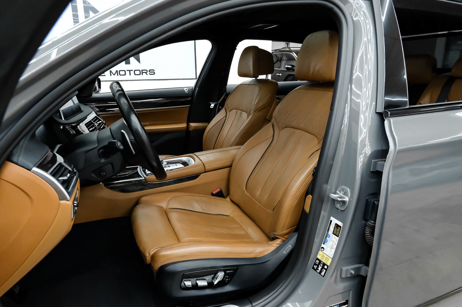 Photo 38 of this BMW 7 Series