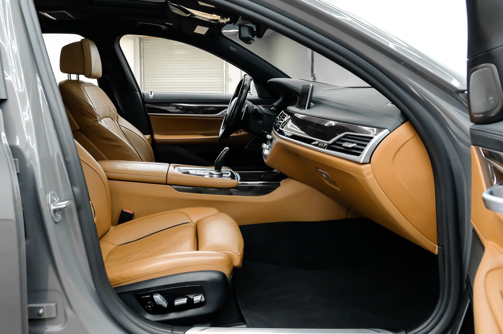 Photo 40 of this BMW 7 Series
