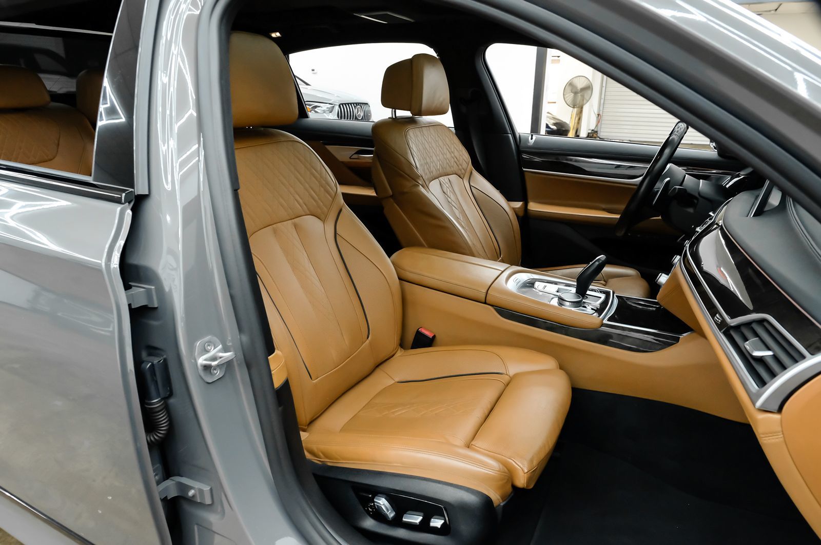 Photo 41 of this BMW 7 Series