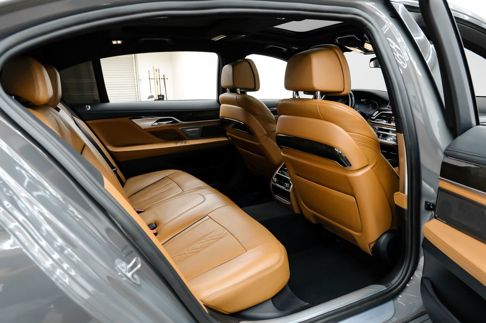 Photo 43 of this BMW 7 Series