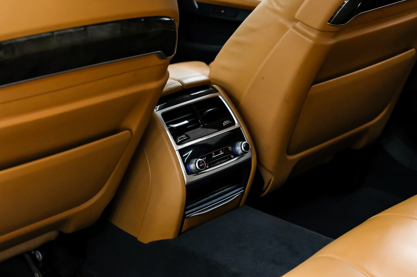 Photo 44 of this BMW 7 Series