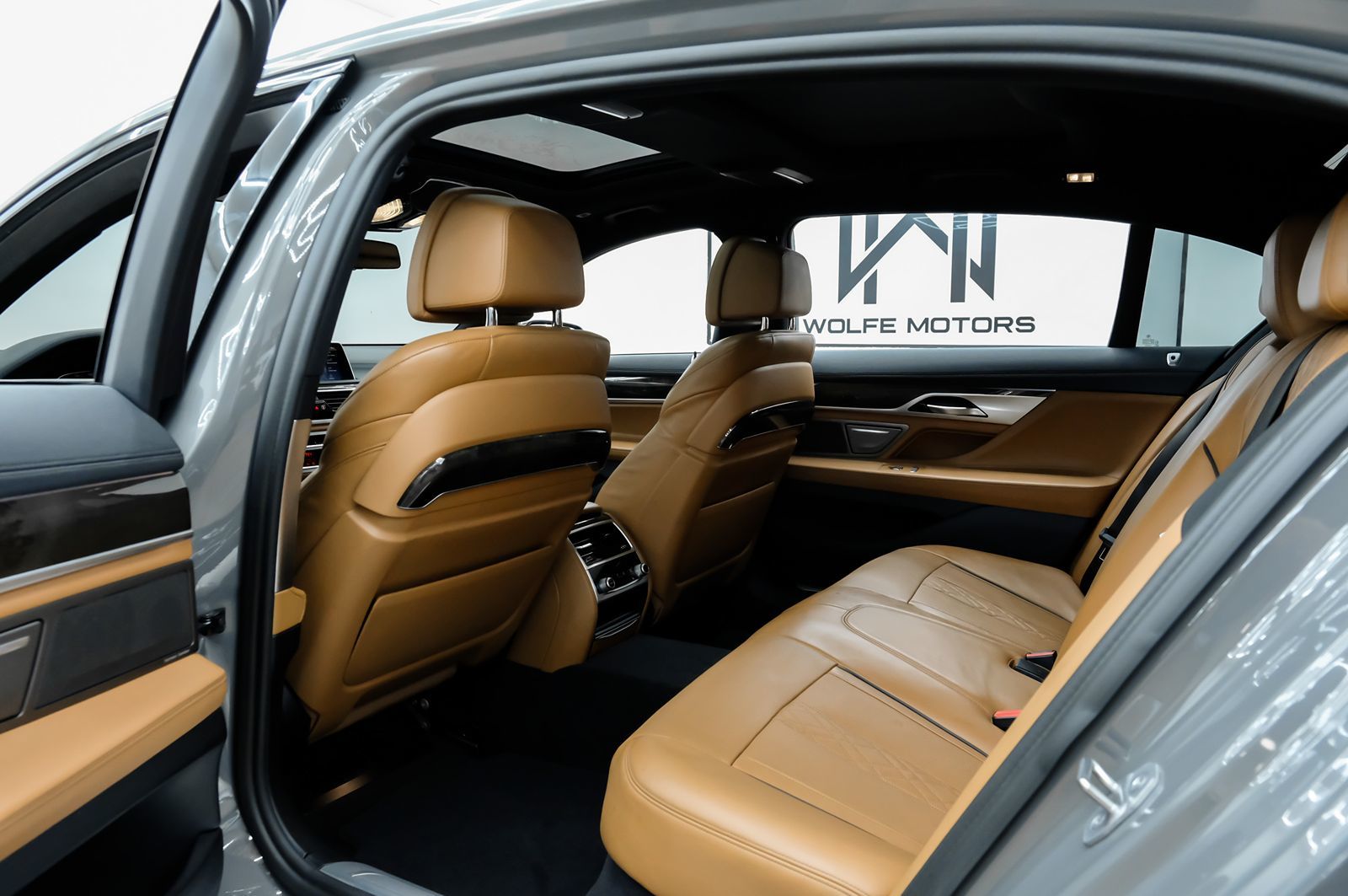 Photo 45 of this BMW 7 Series