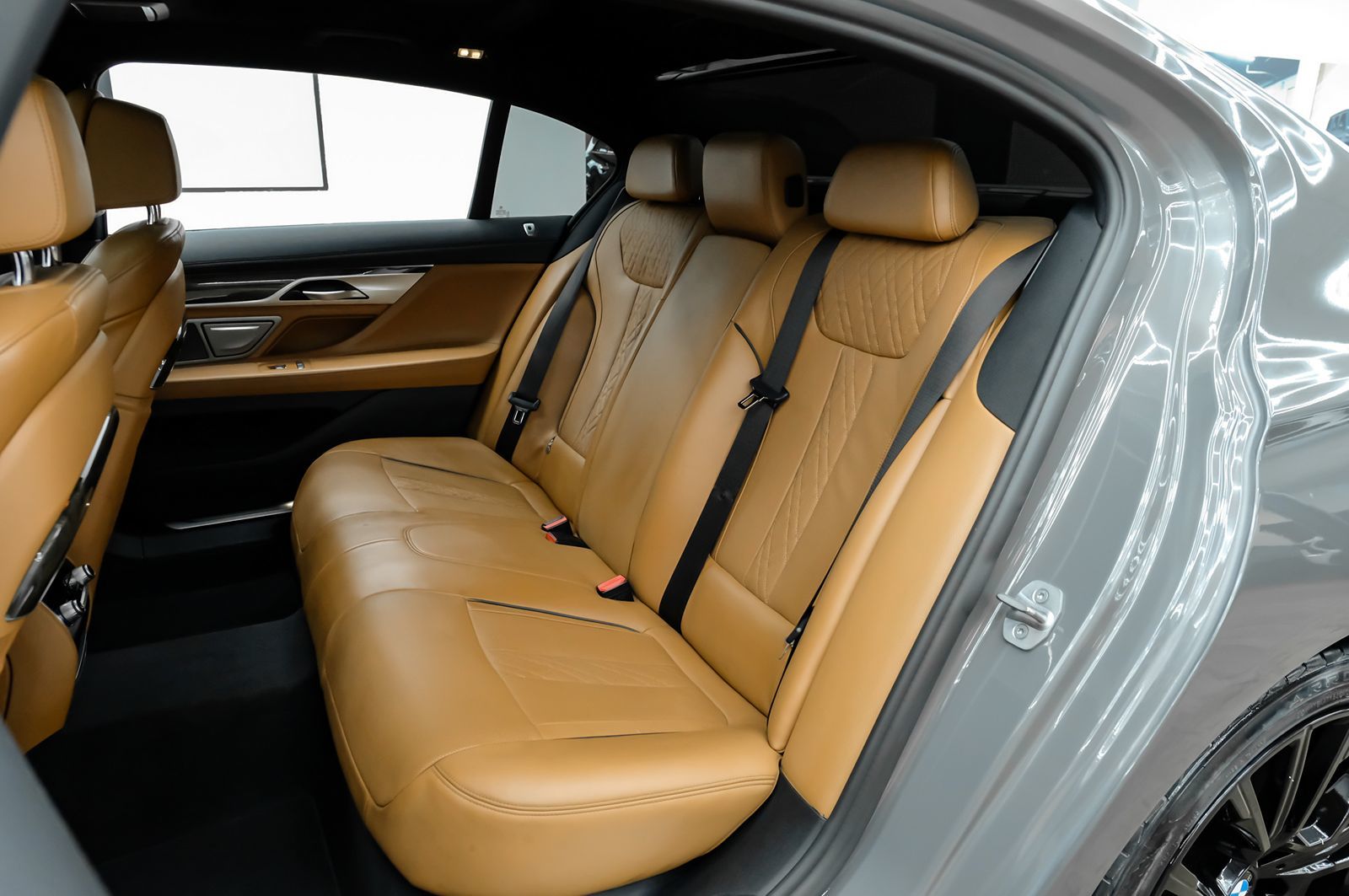 Photo 46 of this BMW 7 Series