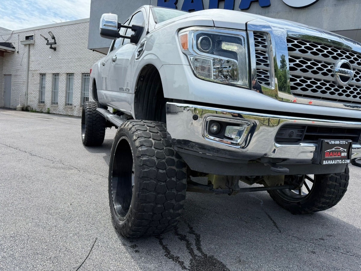 2017 Nissan Titan SL photo 4