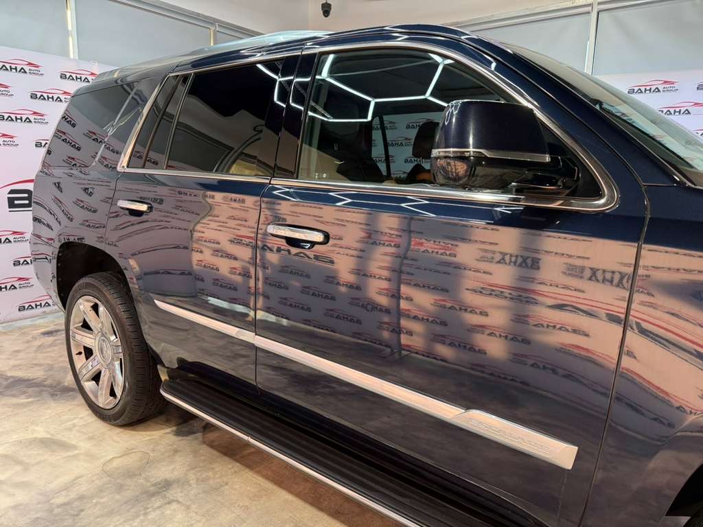 2020 Cadillac Escalade Luxury photo 2