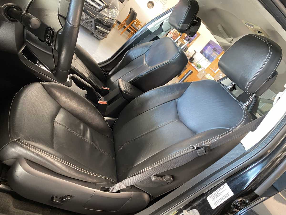 2010 Dodge Avenger R/T photo 18