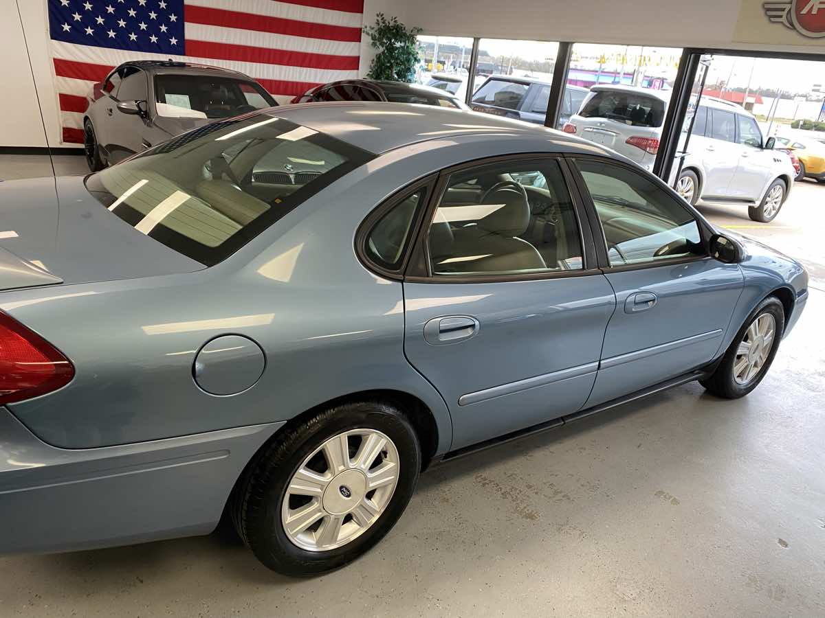 2005 Ford Taurus SEL photo 11