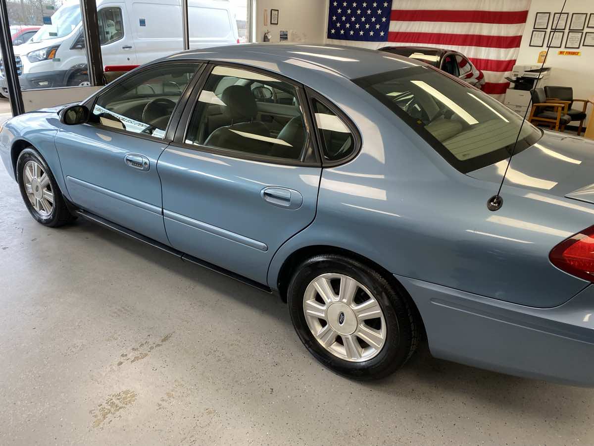 2005 Ford Taurus SEL photo 12