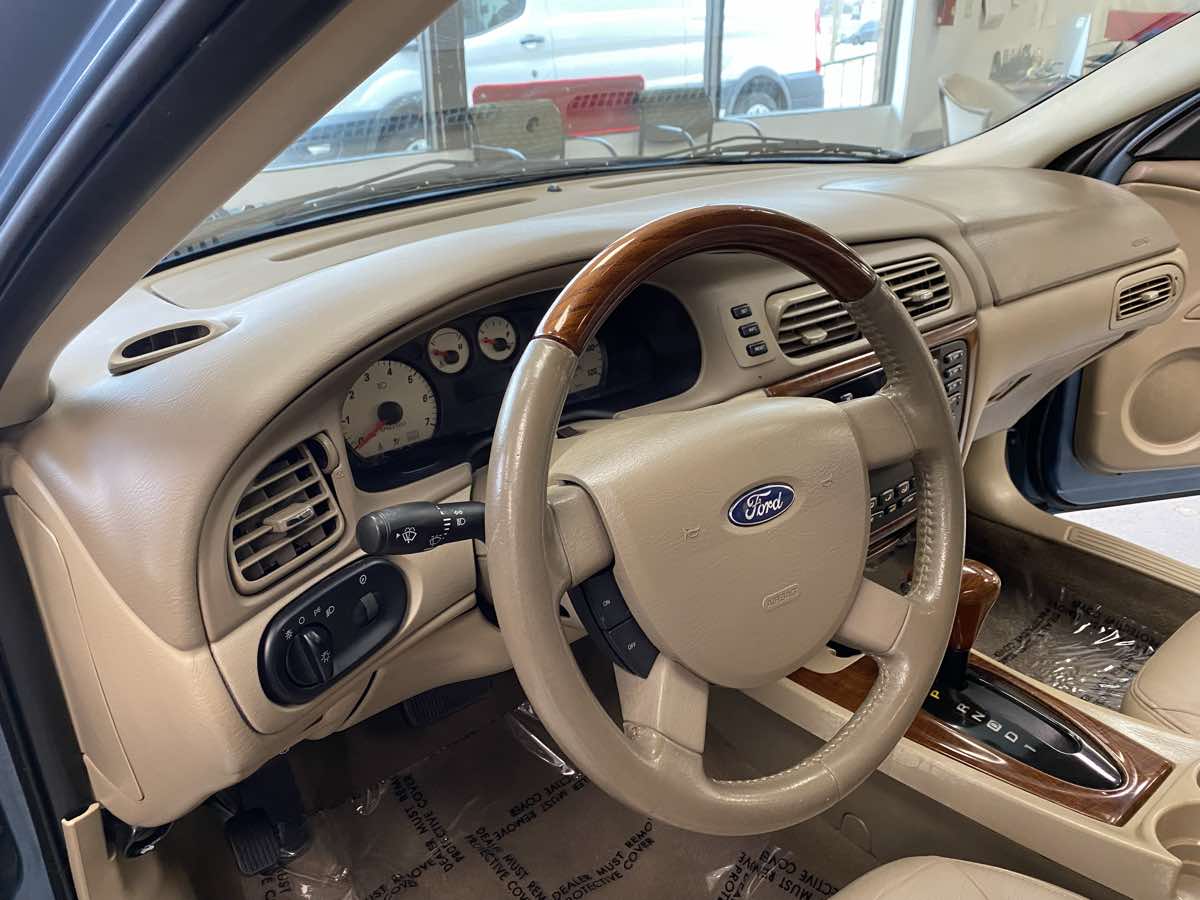 2005 Ford Taurus SEL photo 13