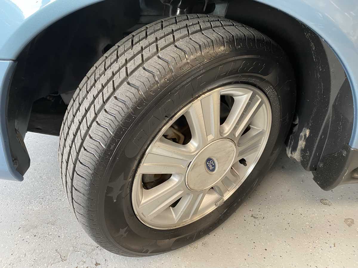 2005 Ford Taurus SEL photo 23