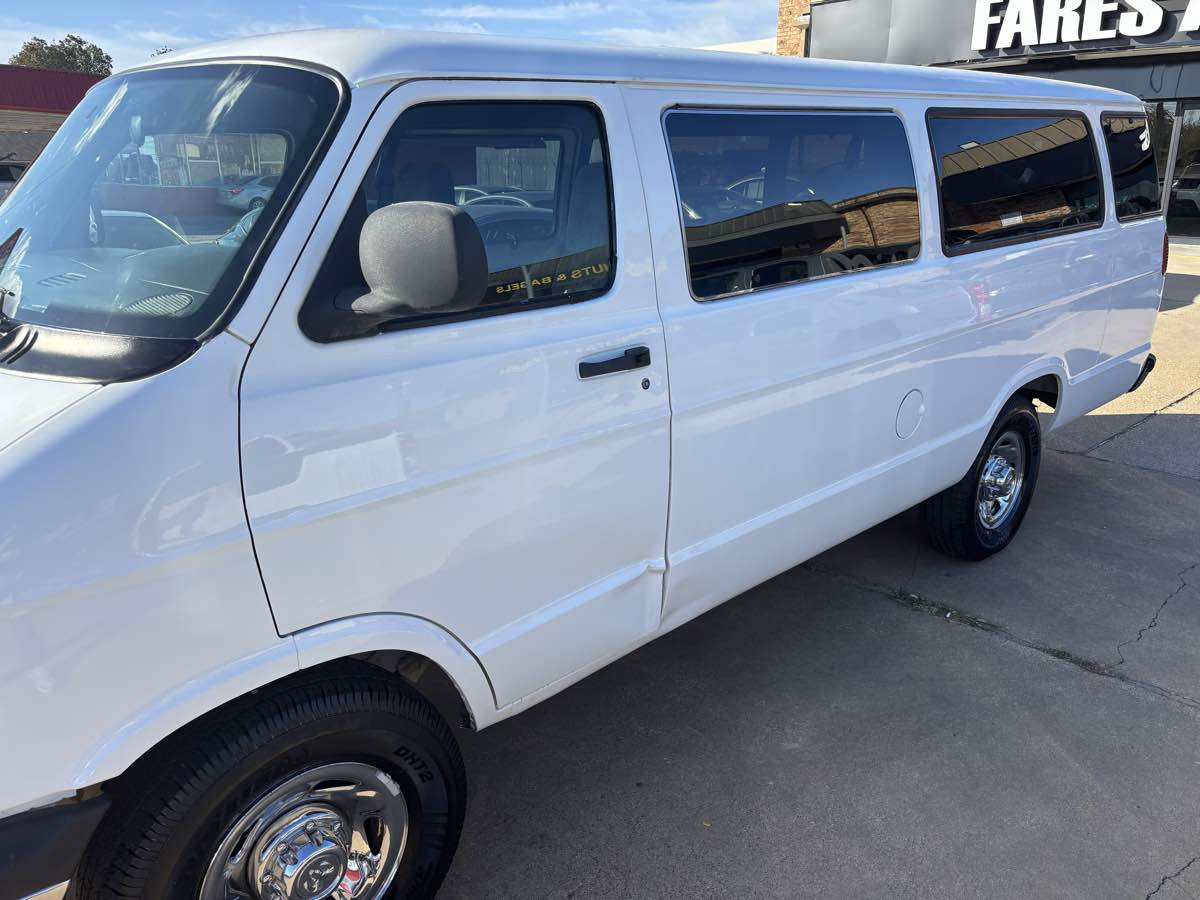 2000 Dodge Ram Wagon 3500 photo 3