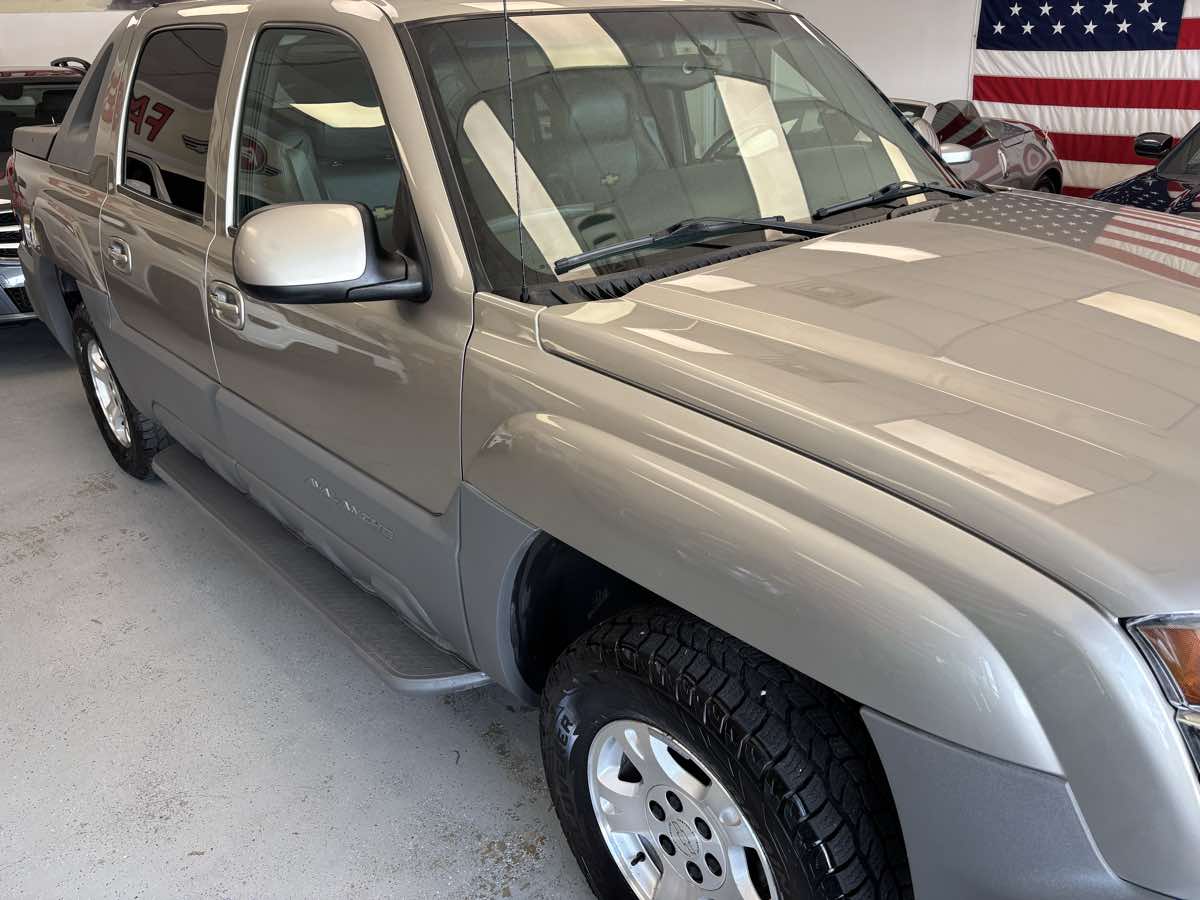 2002 Chevrolet Avalanche photo 3