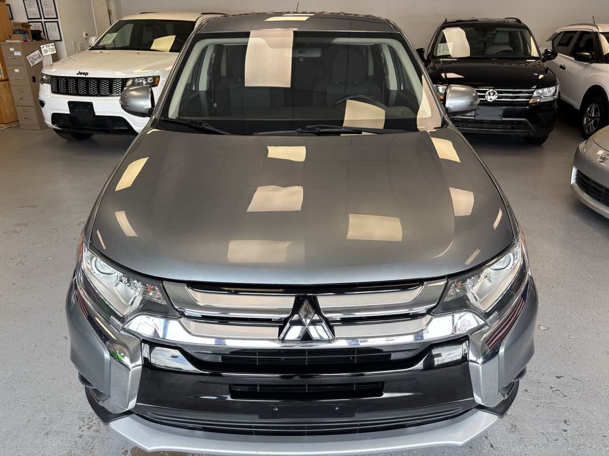 2016 Mitsubishi Outlander SE photo 2