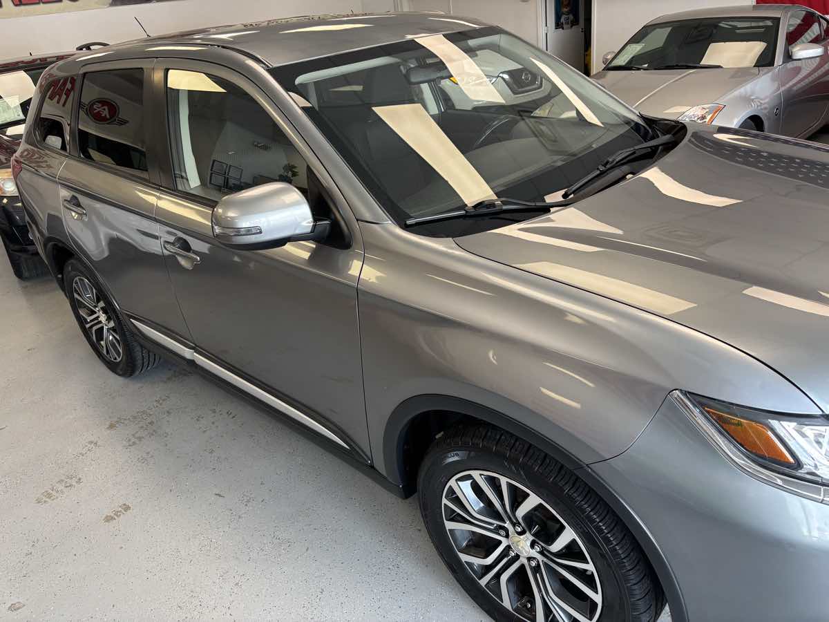 2016 Mitsubishi Outlander SE photo 3