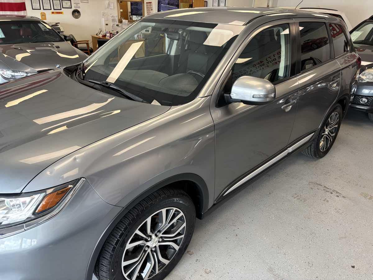 2016 Mitsubishi Outlander SE photo 4