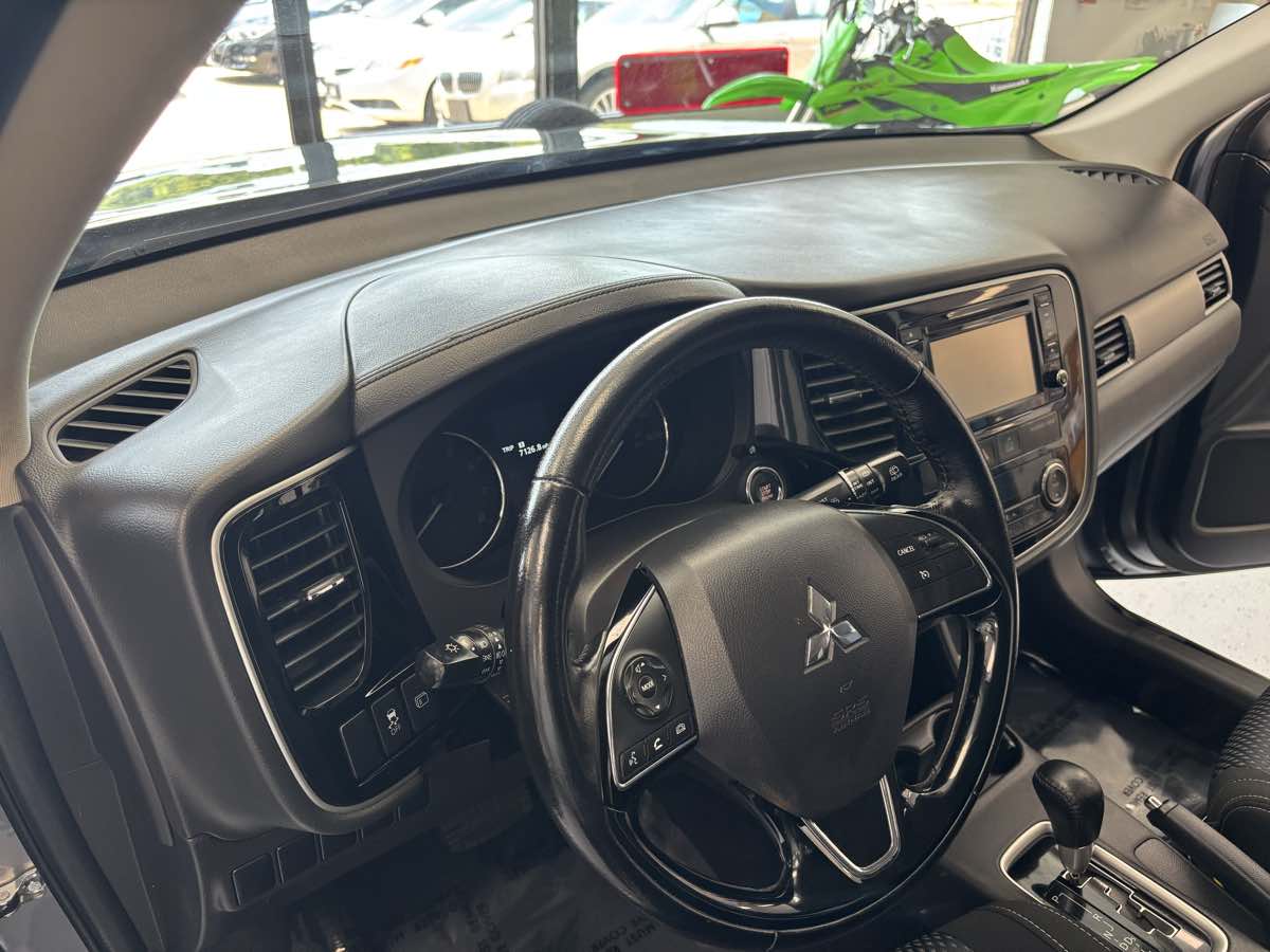 2016 Mitsubishi Outlander SE photo 13