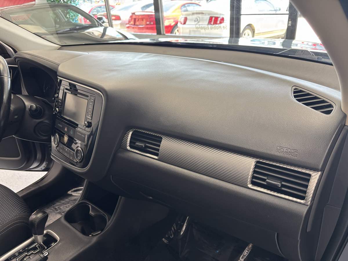 2016 Mitsubishi Outlander SE photo 14