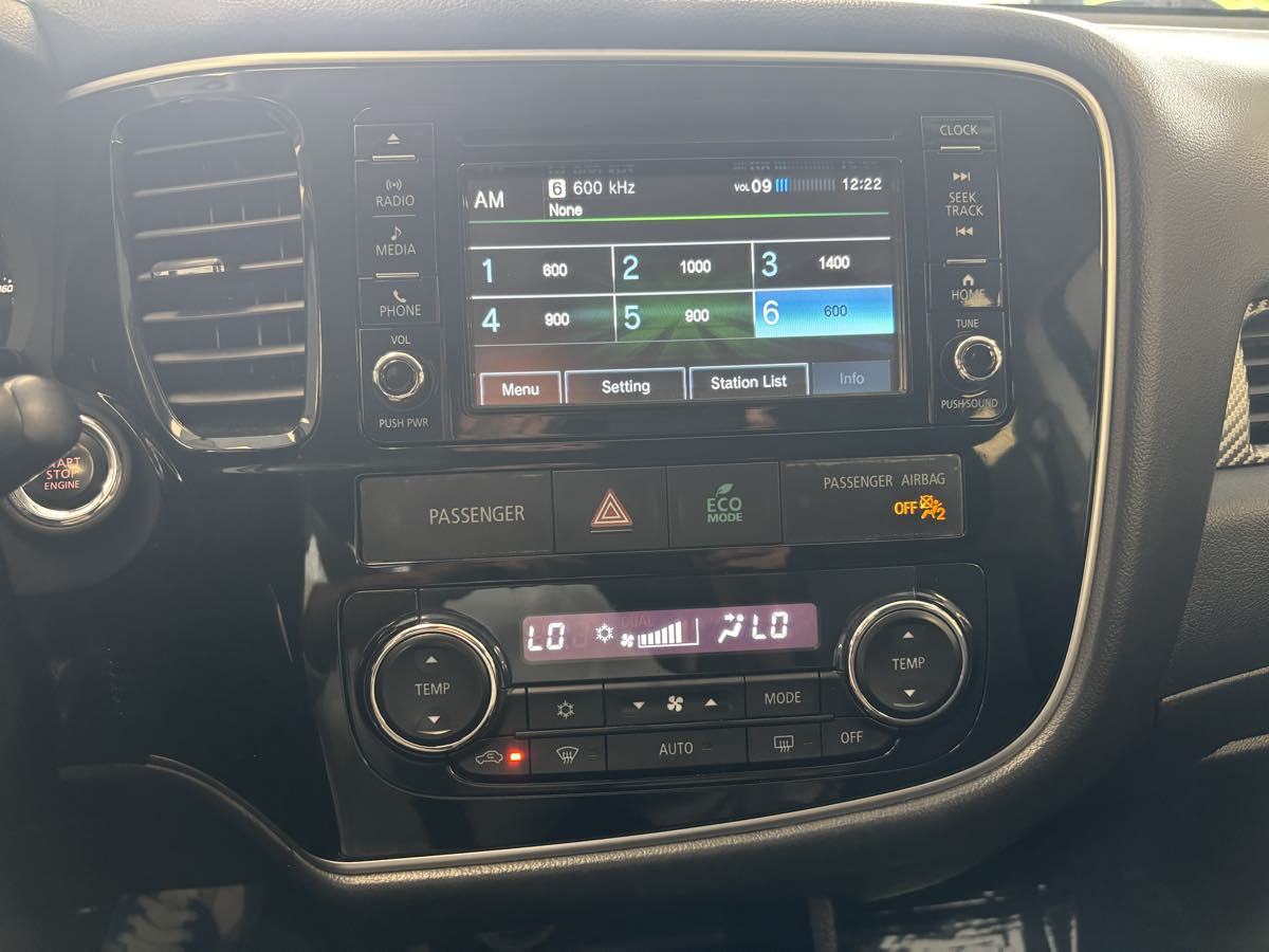 2016 Mitsubishi Outlander SE photo 16