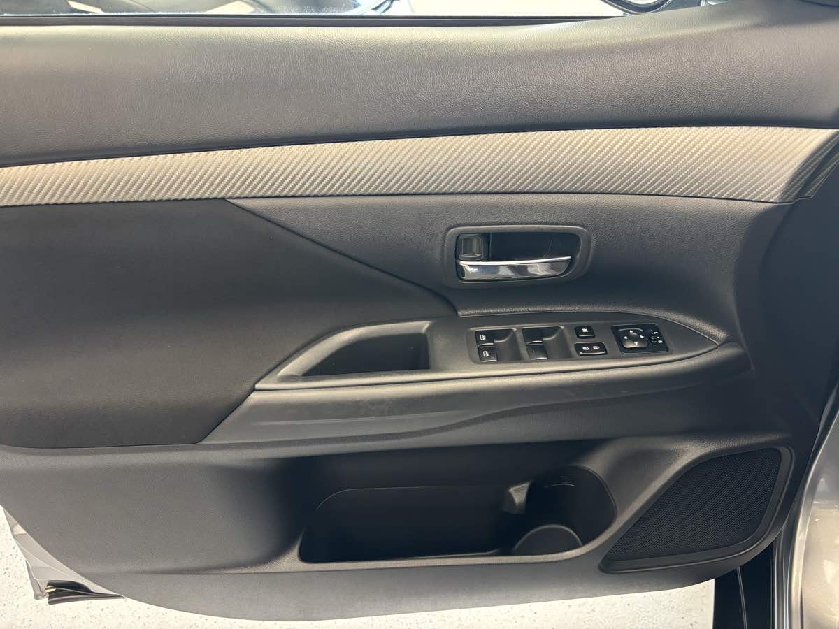 2016 Mitsubishi Outlander SE photo 19