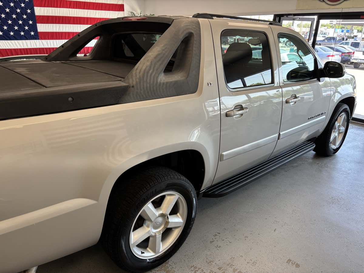 2007 Chevrolet Avalanche LS photo 12