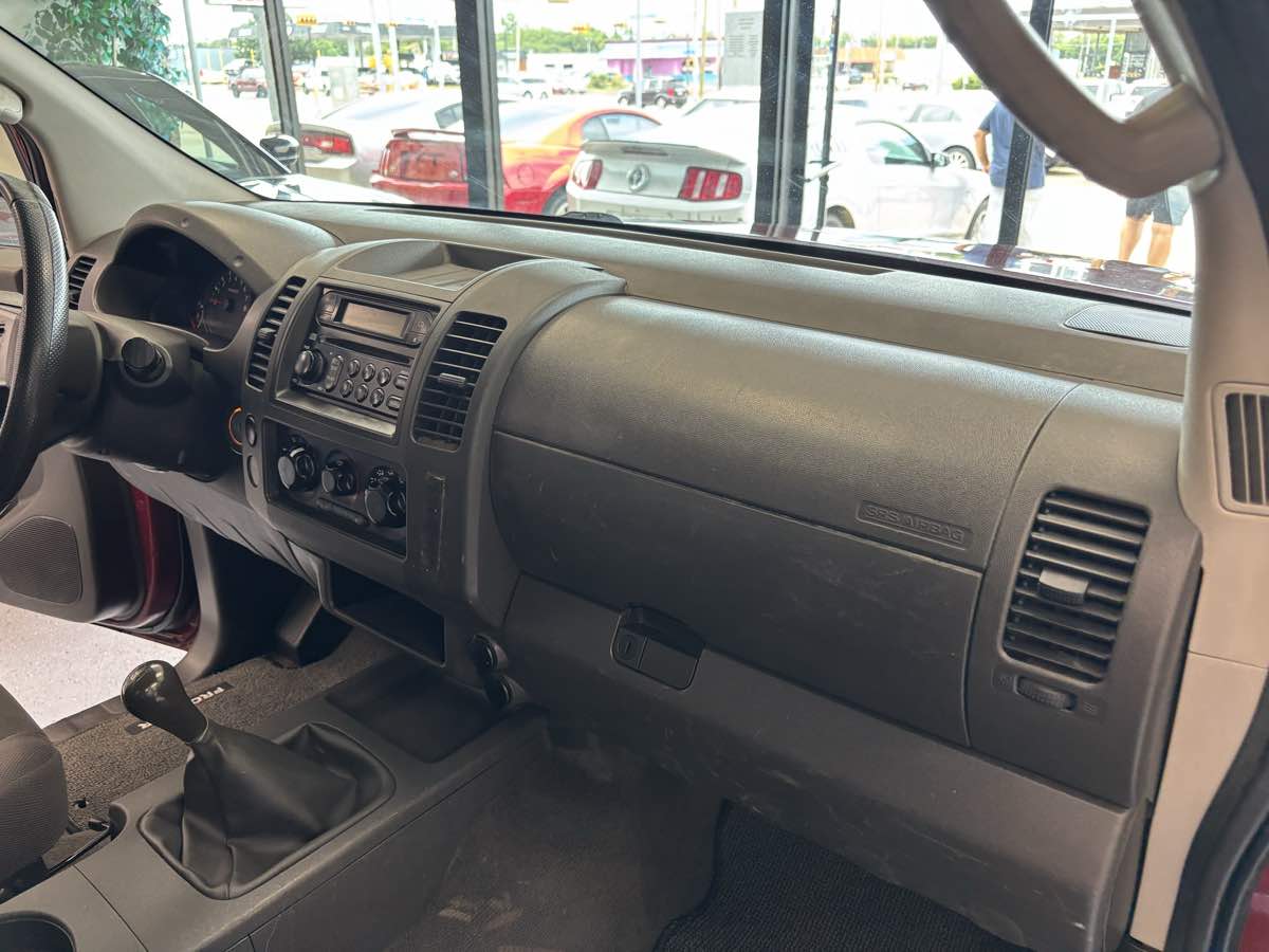 2006 Nissan Frontier XE photo 12