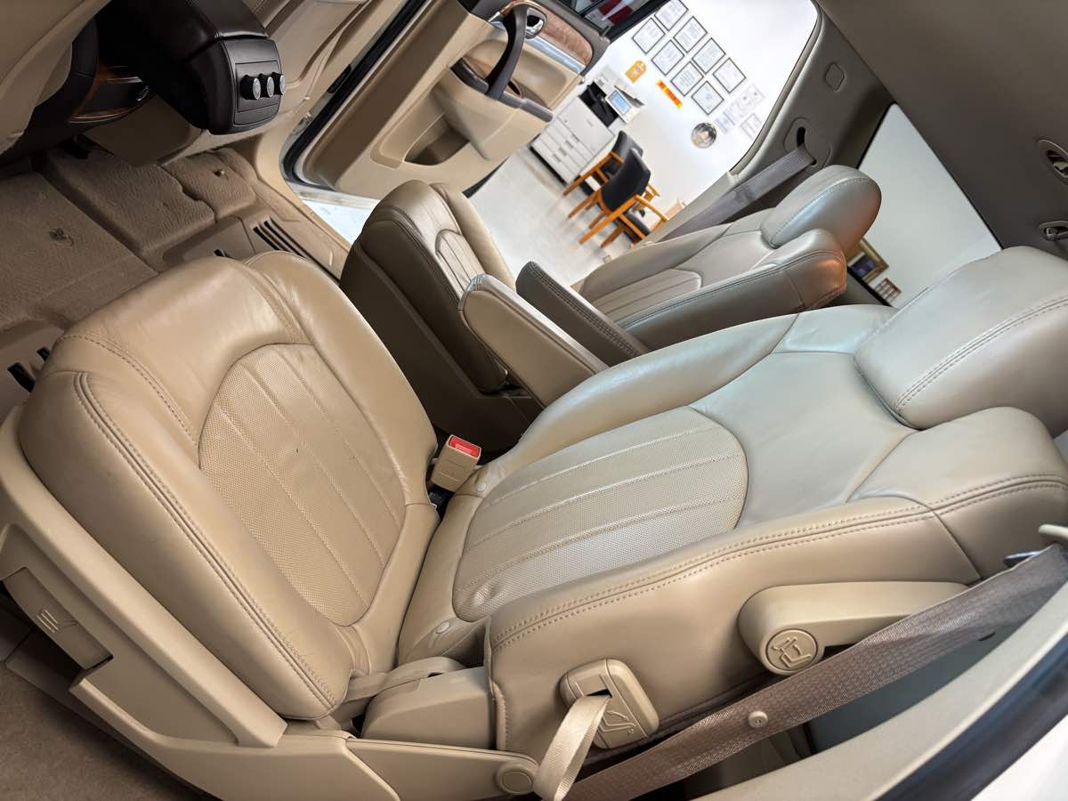 2009 Buick Enclave CXL photo 23