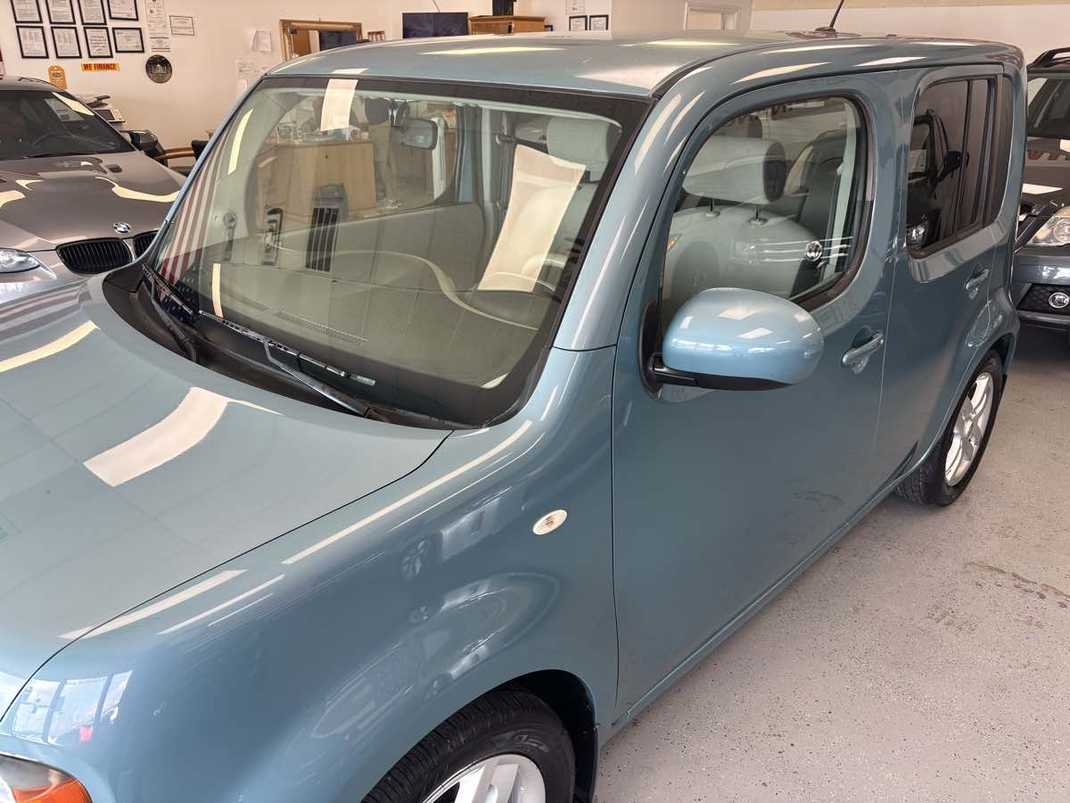 2011 Nissan Cube SL photo 3