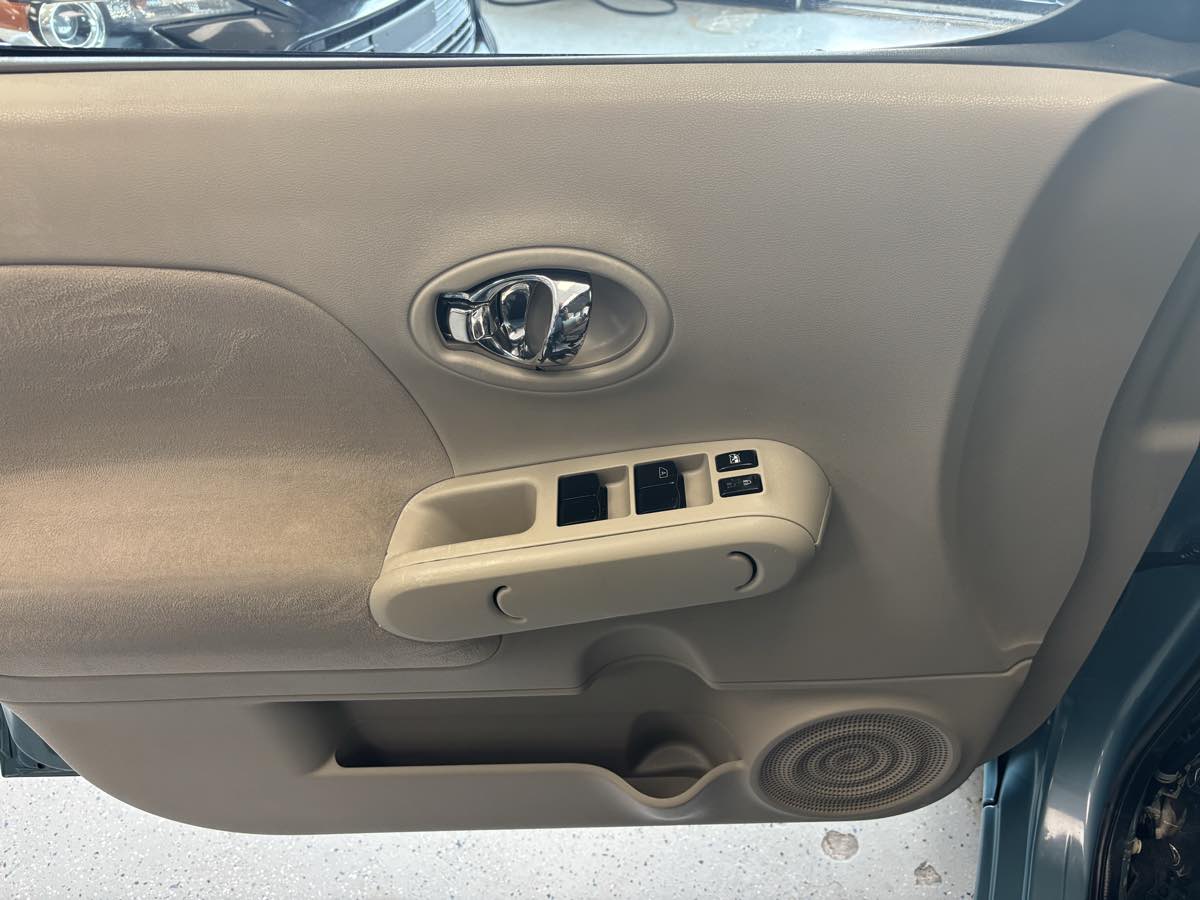 2011 Nissan Cube SL photo 18