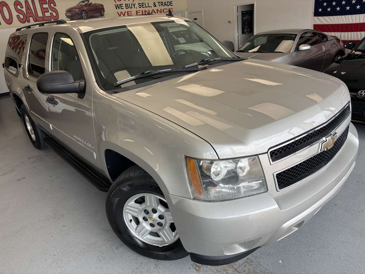 2008 Chevrolet Suburban LS photo 2
