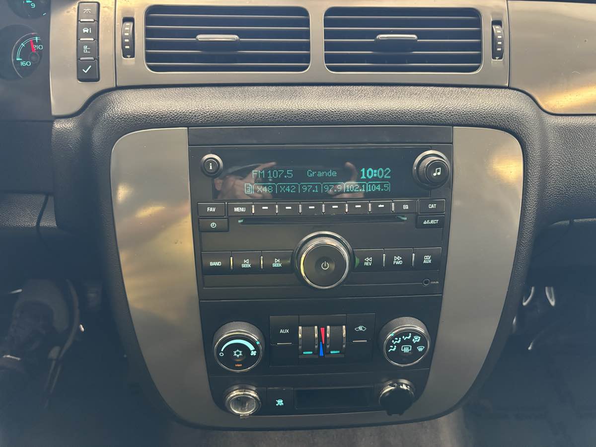 2008 Chevrolet Suburban LS - Photo 16