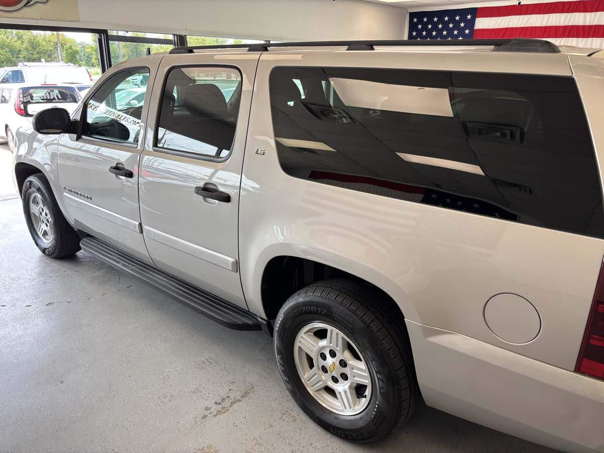 2008 Chevrolet Suburban LS - Photo 12