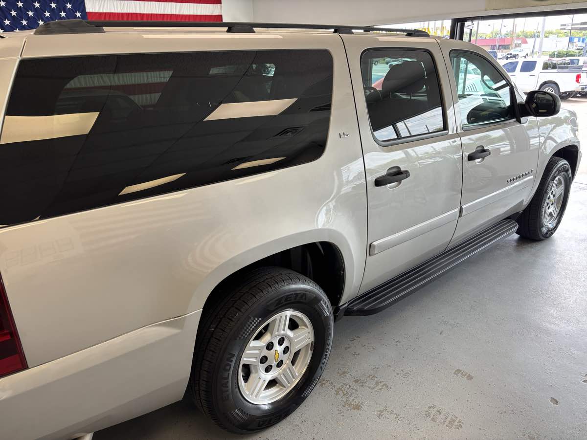 2008 Chevrolet Suburban LS - Photo 11